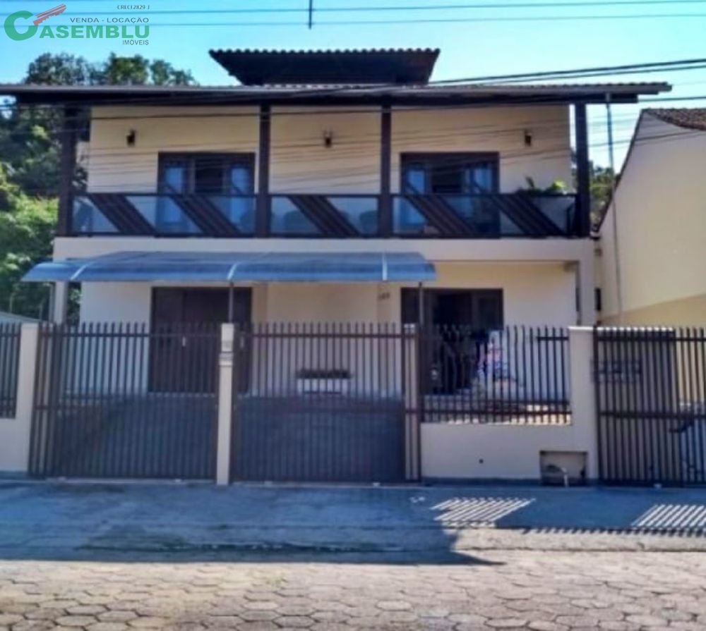Ampla casa com dois pavimentos